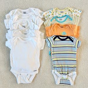Gerber baby short-sleeve onesies/bodysuit, size 0-3 months